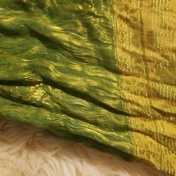 Beautiful Gold and Green Pattern Scarf - Picture 3 of 4